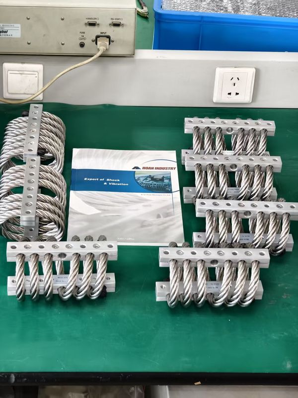 Voor de isolatie van trillingen van zware machines is de trillingsisolator JGX-0480D-18A een oplossing.